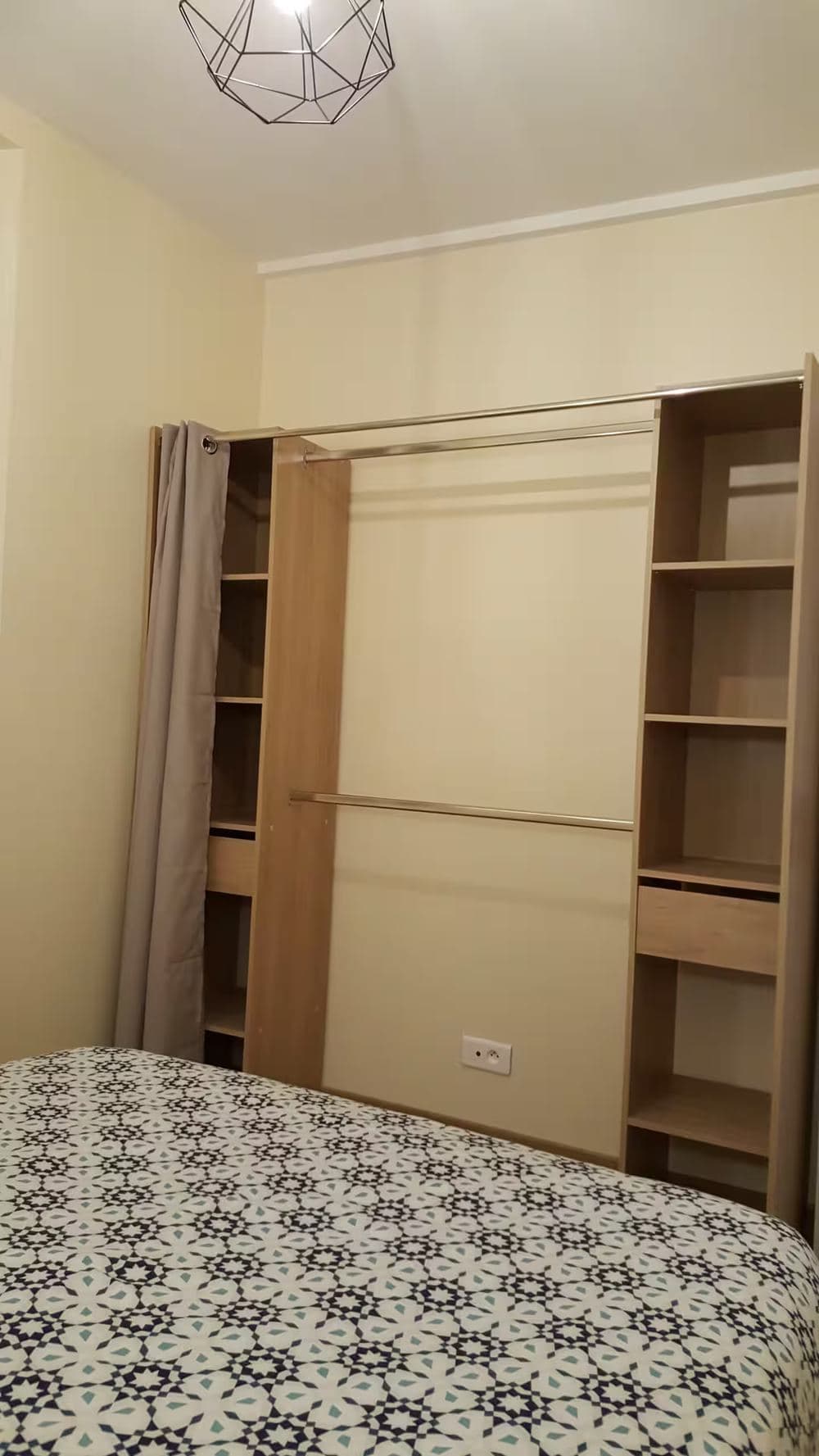Dressing ouvert en bois clair dans la chambre