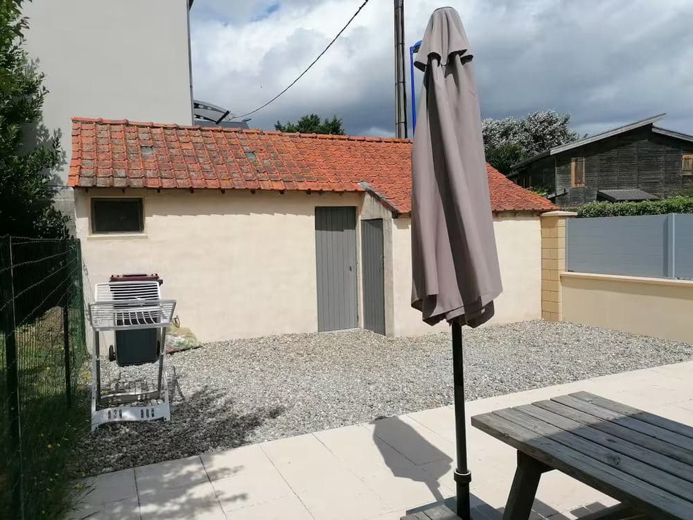 Dépendance du gîte avec espace barbecue, en bordure de la cour close